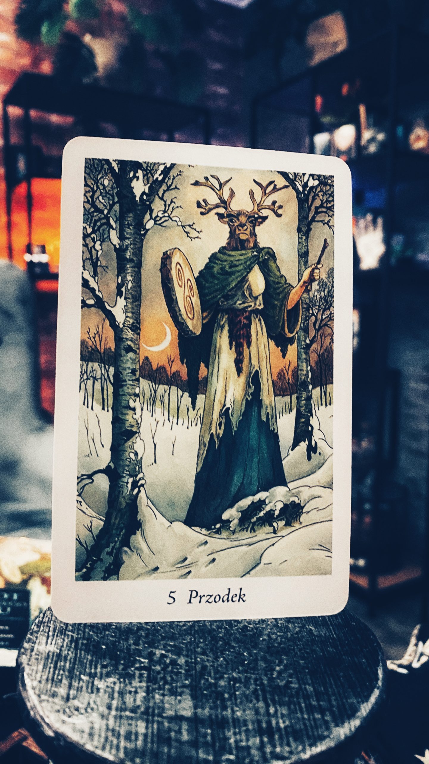 Karta Przodek z talii tarota, symbolizująca tradycję i duchowe przewodnictwo, na tle mistycznego wnętrza, idealna do interpretacji drogi życia i kart życia tarot.