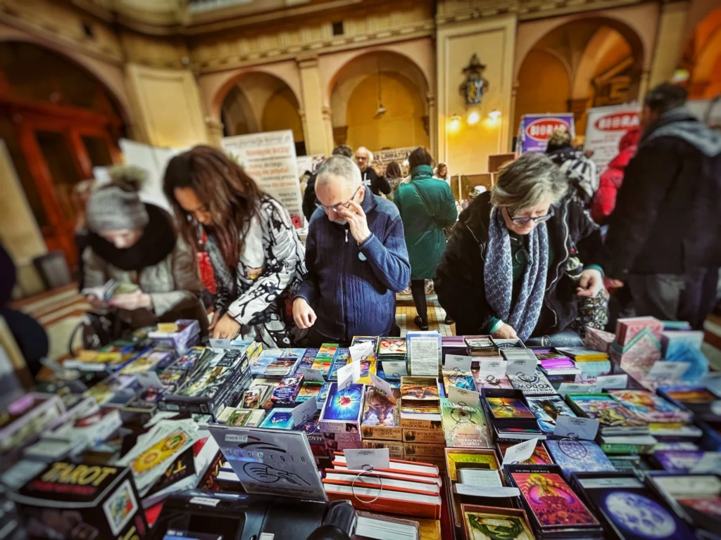 Ludzie przeglądający karty tarota na stoisku targów ezoterycznych we Wrocławiu.