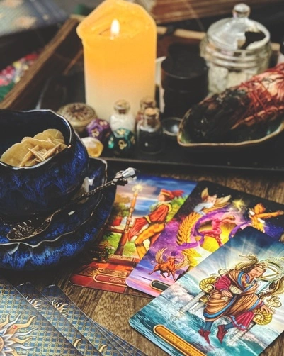 Tarot Pozłacany Królewski, nauka tarota, talia kart, świeca, zestaw do medytacji, jak uczyć się tarota, karta dnia, przewodnik tarota, intuicyjne łączenie kart, Synergie Polska